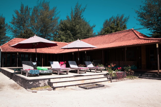 Schöne Aussicht auf die Villa auf blauem Himmel und weißem Sand Hintergrund Gili TRAWANGAN