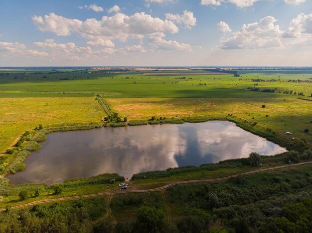 Schöne Aussicht auf die Weizenfelder mit Fluss und Wald