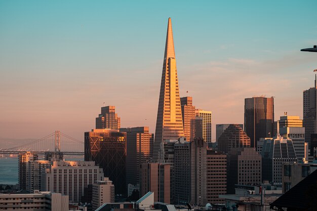 Schöne Aussicht auf die Wolkenkratzer gegen den bewölkten blauen Himmel in San Francisco, Kalifornien