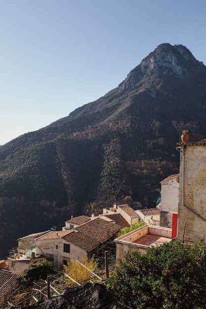 Schöne Aussicht auf ein italienisches Albori-Dorf mit einem Berg