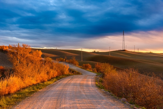 Schöne Aussicht auf eine Straße in der toskanischen Landschaft während der Herbstsaison