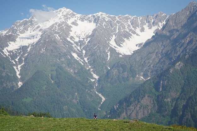 Schöne Aussicht auf einen Berg an einem sonnigen Tag