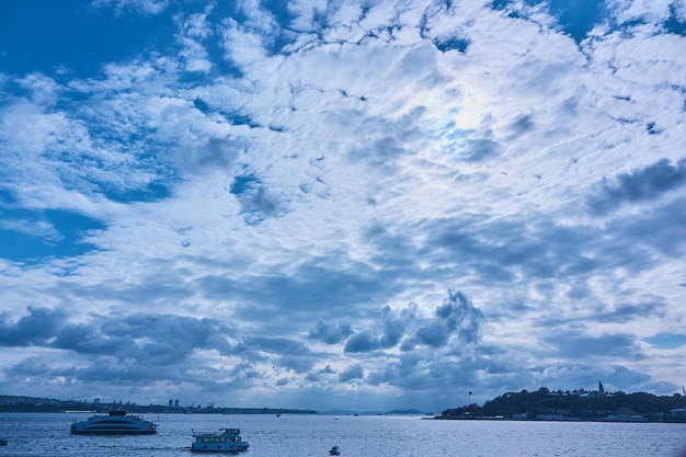 Schöne Aussicht auf einen blauen Himmel mit weißen Wolken, Meer mit Booten und die Stadt Istanbul am Horizont