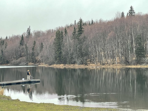 Schöne Aussicht auf einen Fischer, der einen Fisch aus einem See fängt