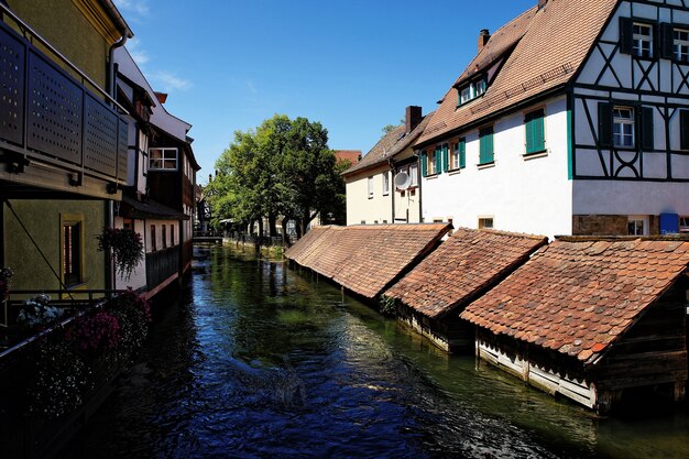 Schöne Aussicht auf Häuser am Fluss mit Bäumen bei Tageslicht