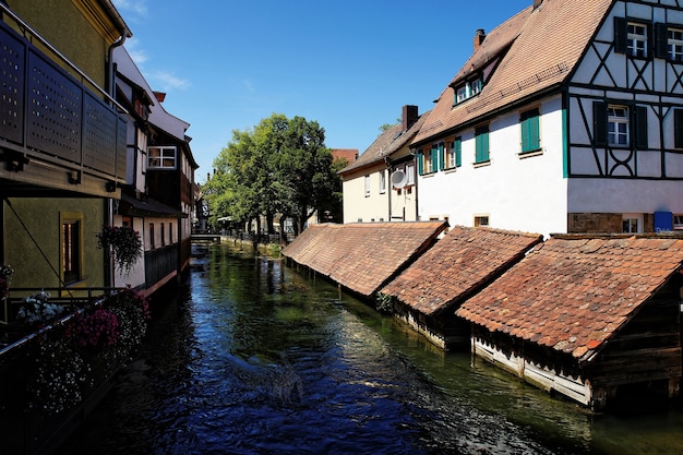 Schöne Aussicht auf Häuser am Fluss mit Bäumen bei Tageslicht