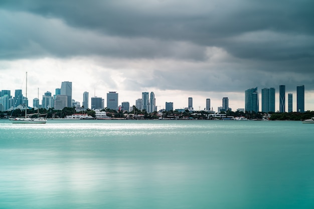 Schöne Aussicht auf hohe Gebäude und Boote in South Beach, Miami, Florida