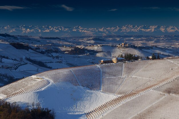 Schöne Aussicht auf Langhe Piemont mit Schnee bedeckt