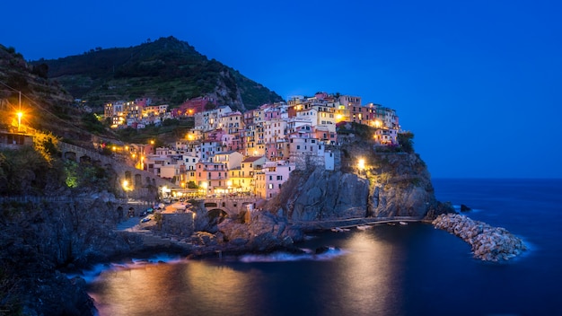 Schöne Aussicht auf Lichter in Manarola Dorf von Cinque Terre Italien