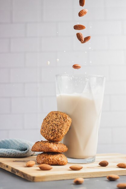 Schöne Aussicht auf Mandeln, die in eine Tasse Milch fallen