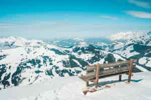 Kostenloses Foto schöne aussicht auf schneebedeckte berge im skigebiet saalbach hinterglemm in österreich