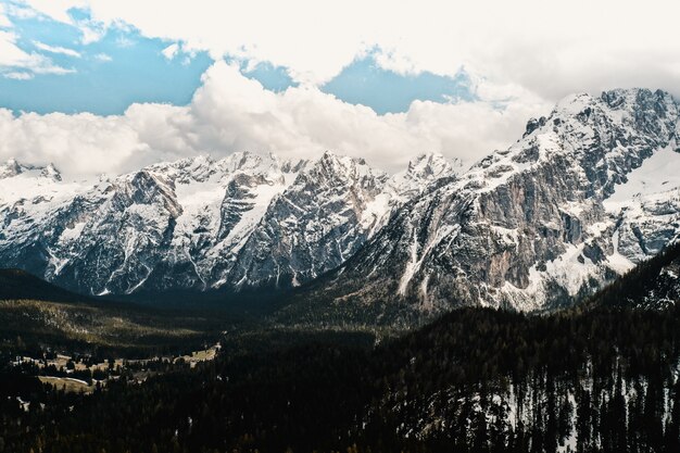 Schöne Aussicht auf schneebedeckte Berge mit erstaunlich bewölktem Himmel