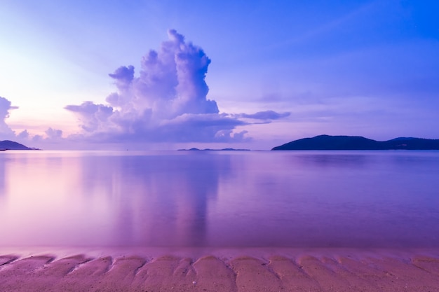 Schöne Aussicht im Freien mit tropischem Strand und Meer