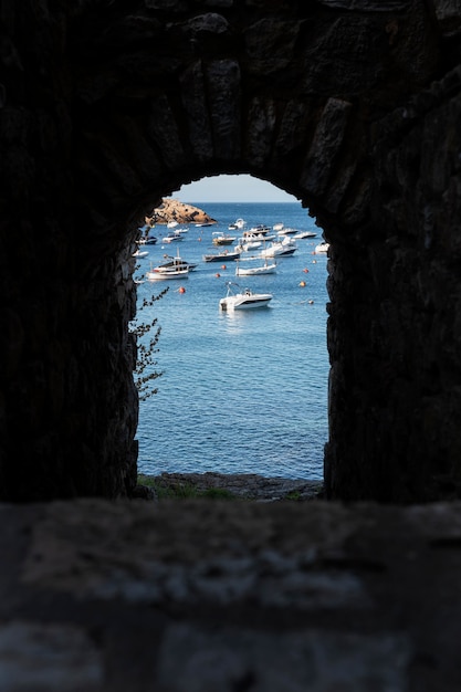 Schöne Aussicht mit Meer und Felsen