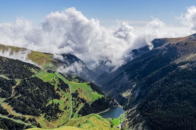 Kostenloses Foto schöne aussicht von oben die wolken eines tals