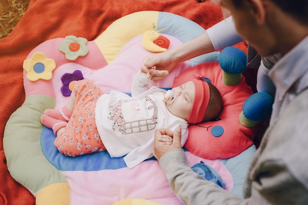 Schöne Baby schläft im Freien