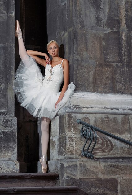 Schöne Ballettfrau auf der Treppe