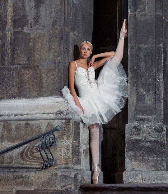 Schöne Ballettfrau auf der Treppe