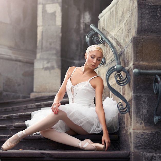 Kostenloses Foto schöne ballettfrau auf der treppe