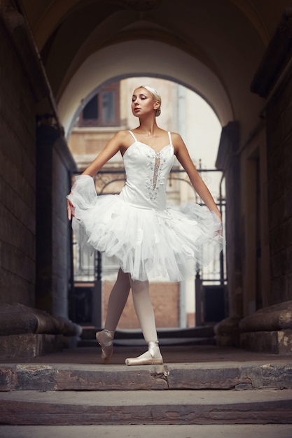 Schöne Ballettfrau im Freien