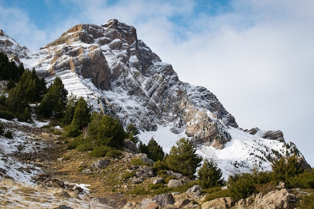 Schöne Bergkette mit Schnee bedeckt im Nebel