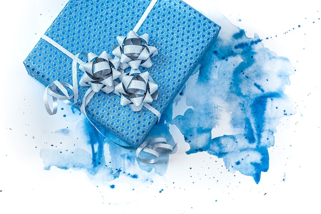 Schöne blaue Geschenkbox auf Aquarellhintergrund