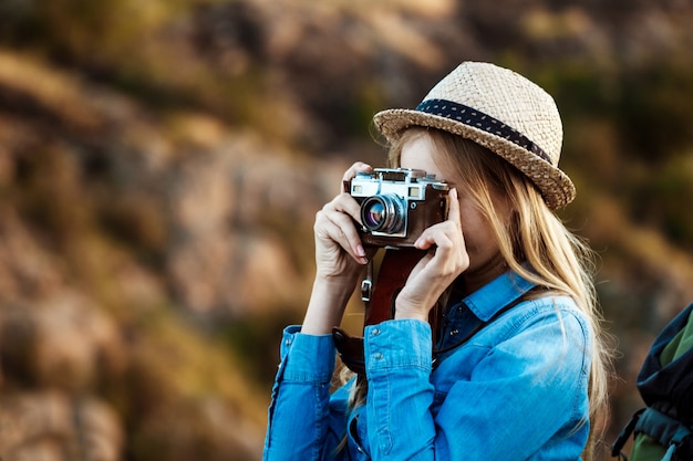 Schöne blonde Fotografin, die Bild der Canyonlandschaft macht