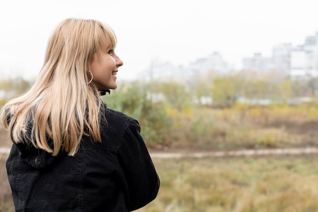 Schöne blonde Frau der Bachansicht