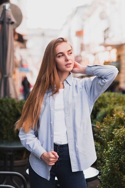 Schöne blonde Frau, die Mode aufwirft