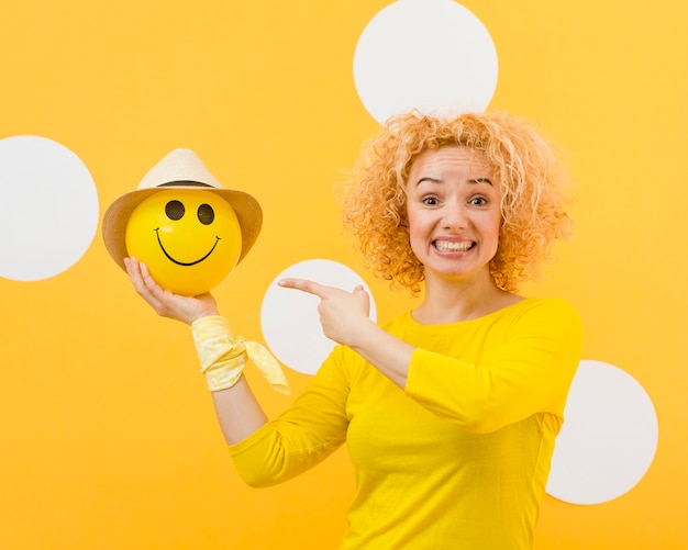 Schöne blonde Frau mit glücklichem Ballon