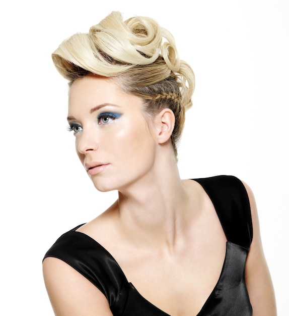 Kostenloses Foto schöne blonde frau mit moderner frisur und blauem make-up der augen lokalisiert auf weiß