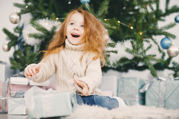 schöne blonde Mädchen Eröffnung Geschenke