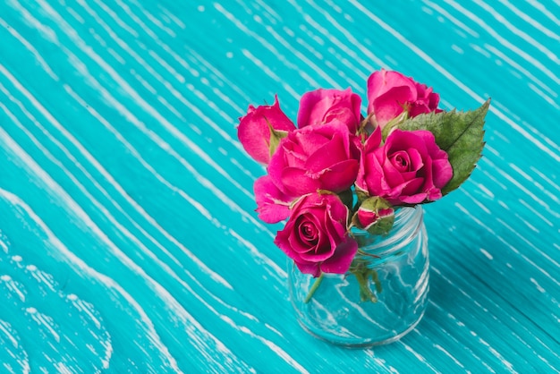 Kostenloses Foto schöne blumen auf glas-vase