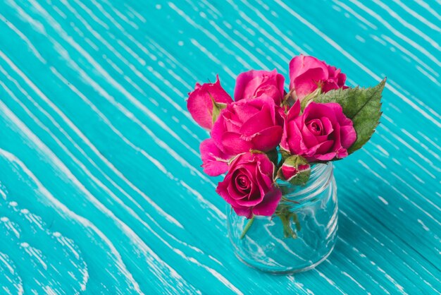 Schöne Blumen auf Glas-Vase