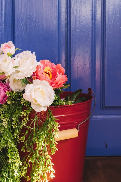 Schöne Blumen im Eimer