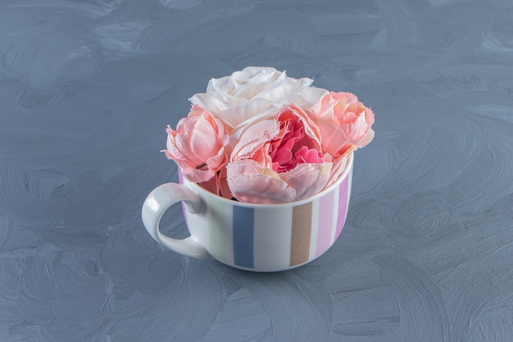 Kostenlose Foto schöne blumen in einer tasse, auf dem weißen hintergrund. foto in hoher qualität