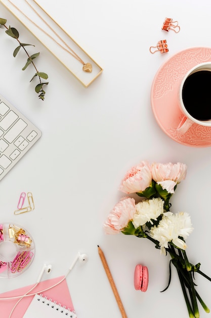 Schöne Blumen und Kaffee flach liegen