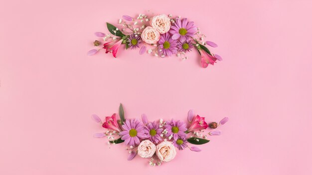 Schöne Blumendekoration gegen rosa Hintergrund