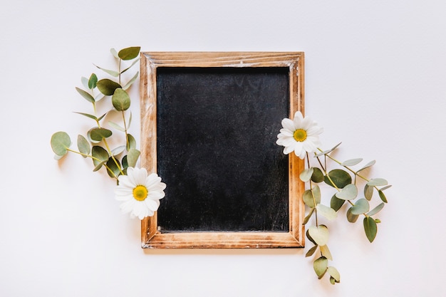 Kostenloses Foto schöne blumenschieferzusammensetzung