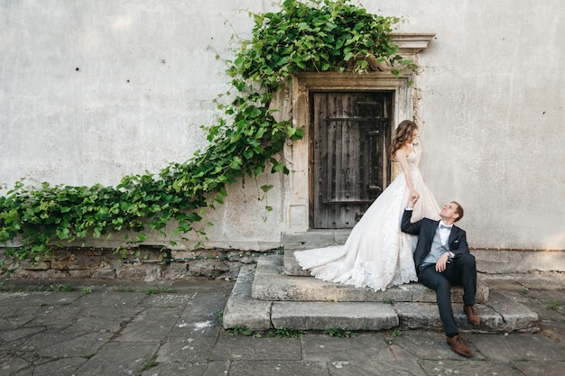 Schöne bräute werden in der nähe des alten hauses fotografiert