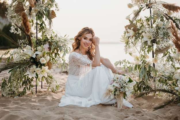 Schöne Braut, die ihre Hochzeit am Strand hat