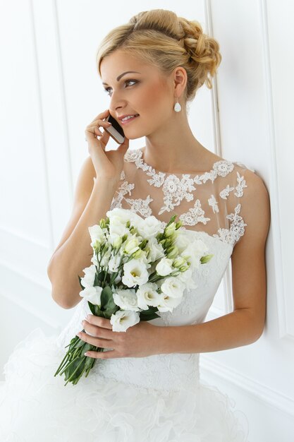 Schöne Braut, die mit dem Telefon spricht