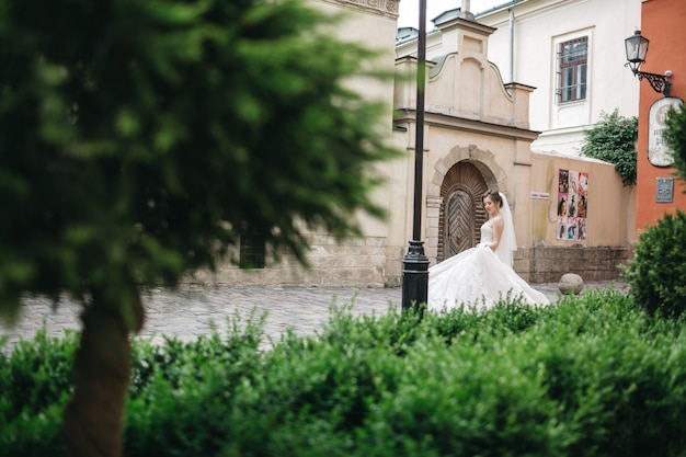 Kostenloses Foto schöne braut geht am hochzeitstag