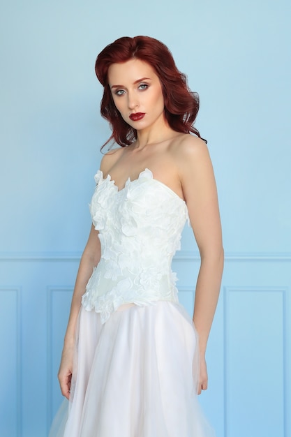 Schöne Braut im weißen Hochzeitskleid