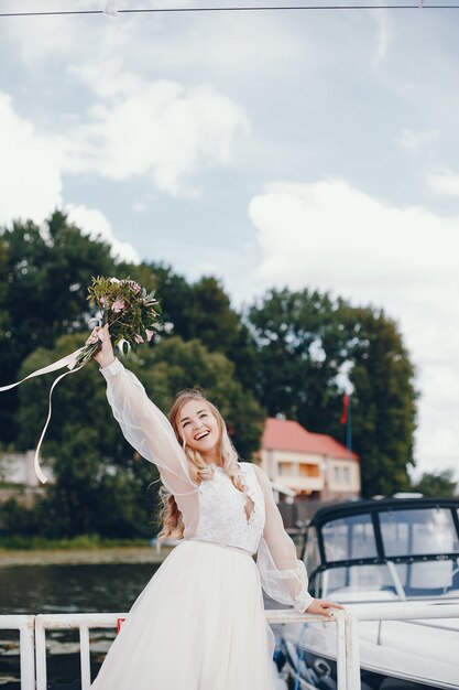 Schöne Braut in einem langen weißen Hochzeitskleid