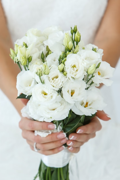 Schöne Braut mit Blumenstrauß