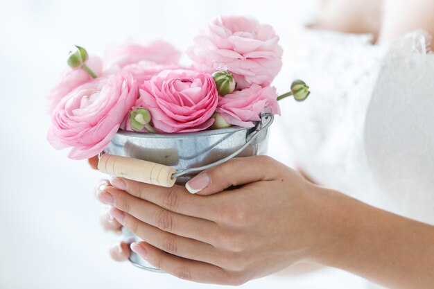 Schöne Braut mit Blumenstrauß