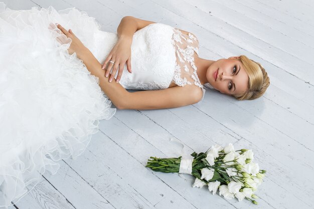 Schöne Braut mit Blumenstrauß