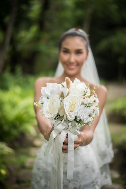 Schöne Braut mit Hochzeit Brautstrauß.