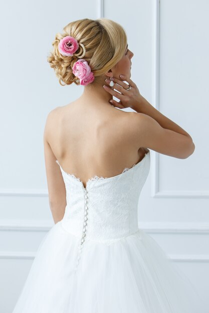 Schöne Braut mit Rosen auf den Haaren